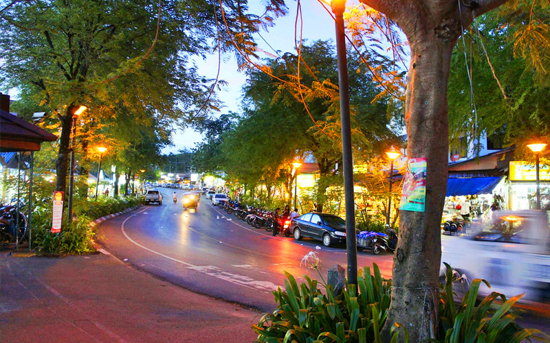 อ่าวนาง มีร้านหาอารและร้านของฝากเยอะมาก