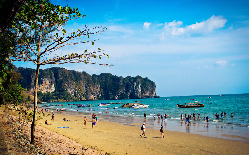ชายหาดอ่าวนาง อยู่ติดกับถนน ไม่ต้องนั่นเรือออกทะเล